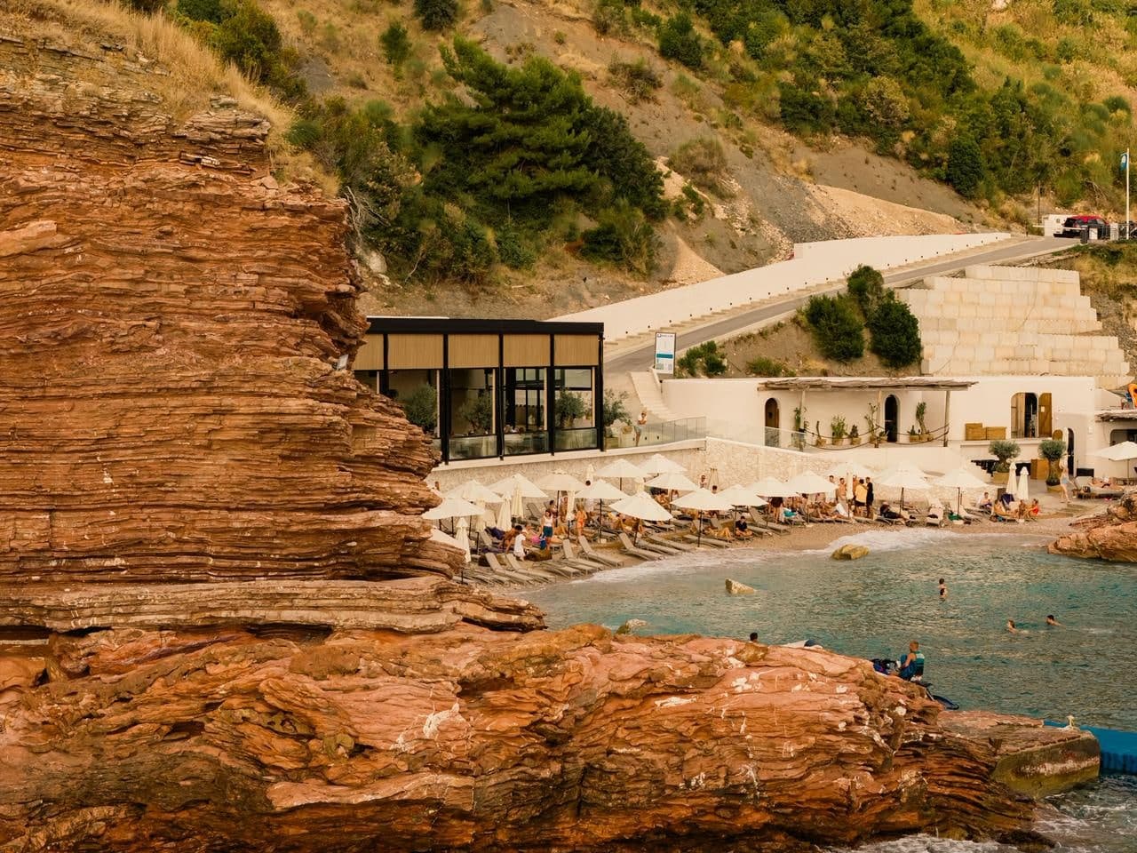Restoran Galija na plaži ispod stena, pogled sa mora