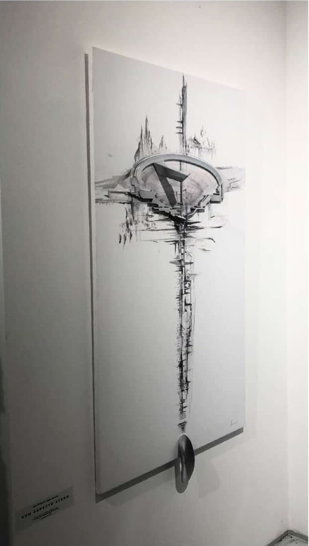 Belo platno sa tamnim crtežom i slojevitim elementima, u galeriji
