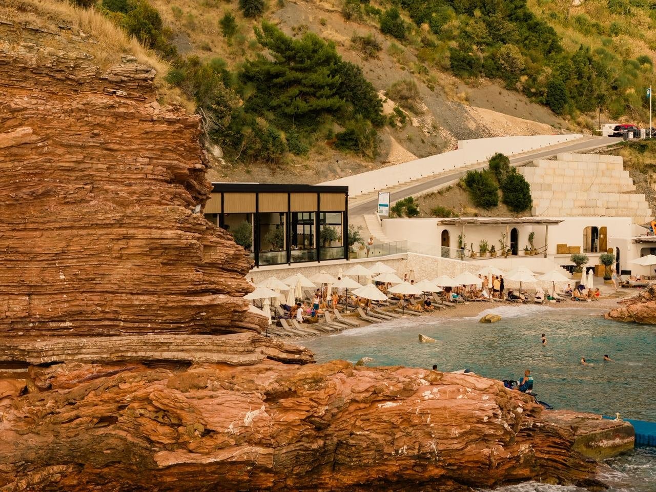 Restoran Galija na plaži ispod stena, pogled sa mora